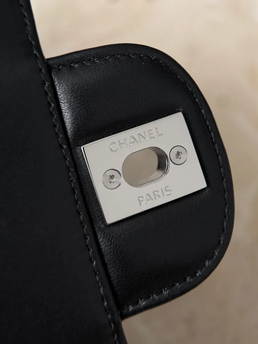 Внутренняя сторона клапана с металлической пластиной Chanel Paris