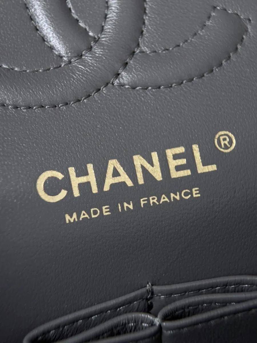 Золотистое тиснение Chanel Made in France внутри сумки