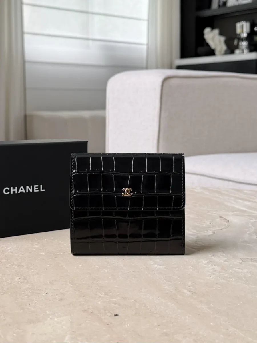 Чёрный трёхскладный кошелёк Chanel с тиснением под крокодила, вид спереди