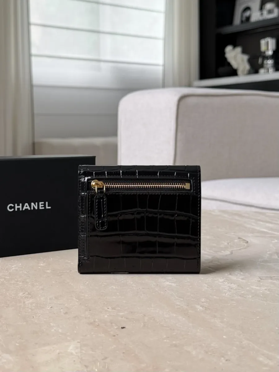 Чёрный кошелёк Chanel, вид сзади с карманом на молнии