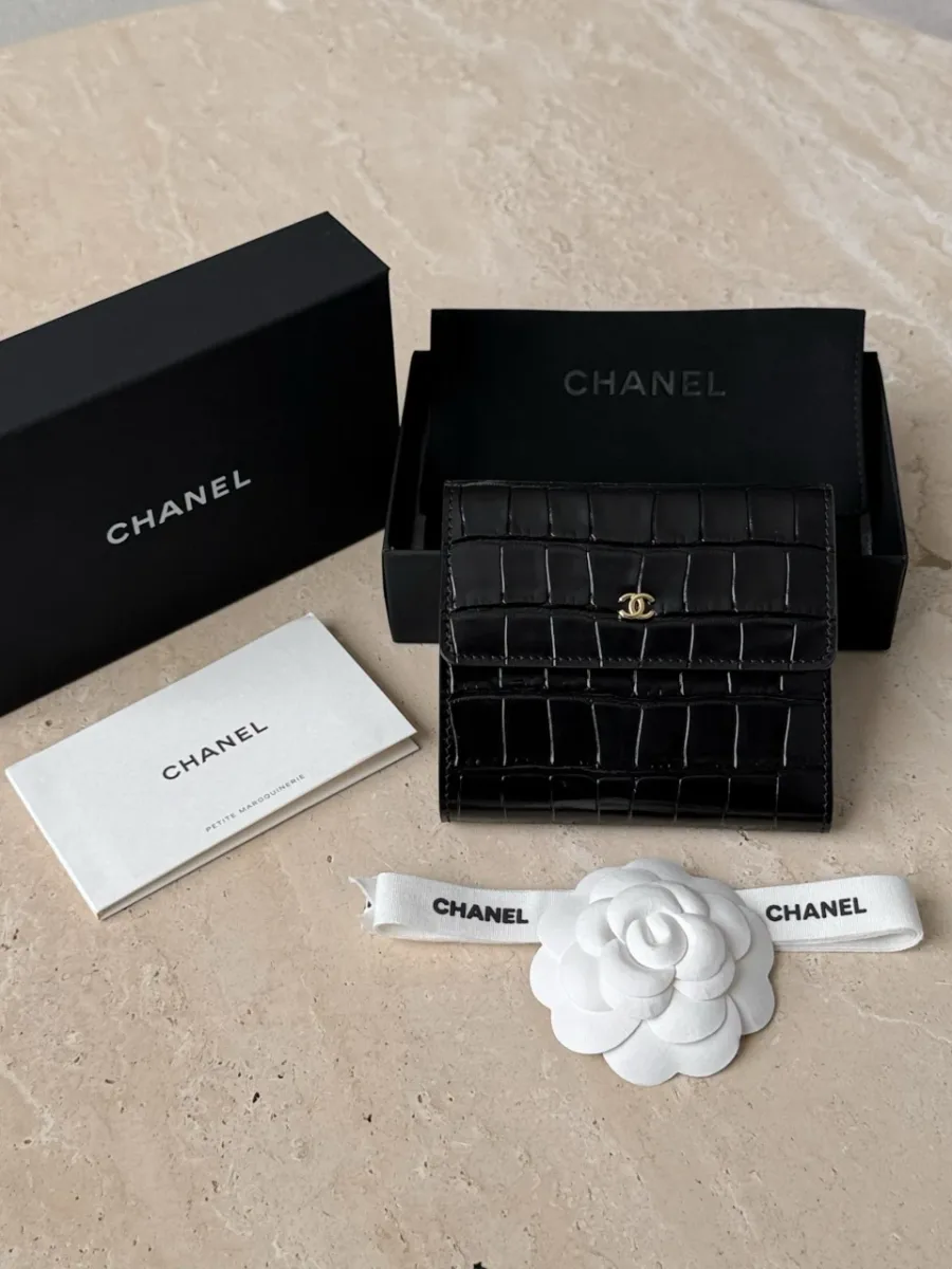 Чёрный кошелёк Chanel в комплекте с фирменной коробкой и пыльником