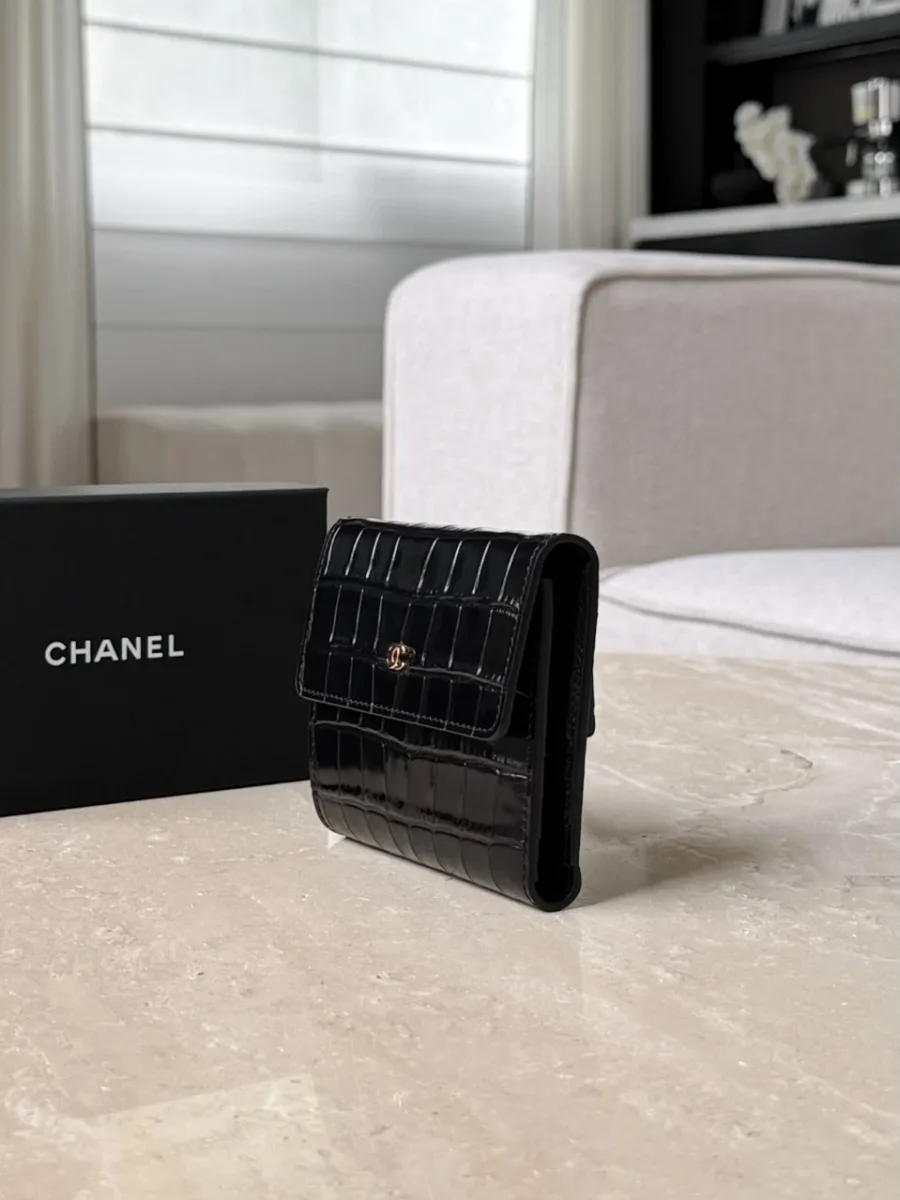 Чёрный кожаный кошелёк Chanel в полуанфас