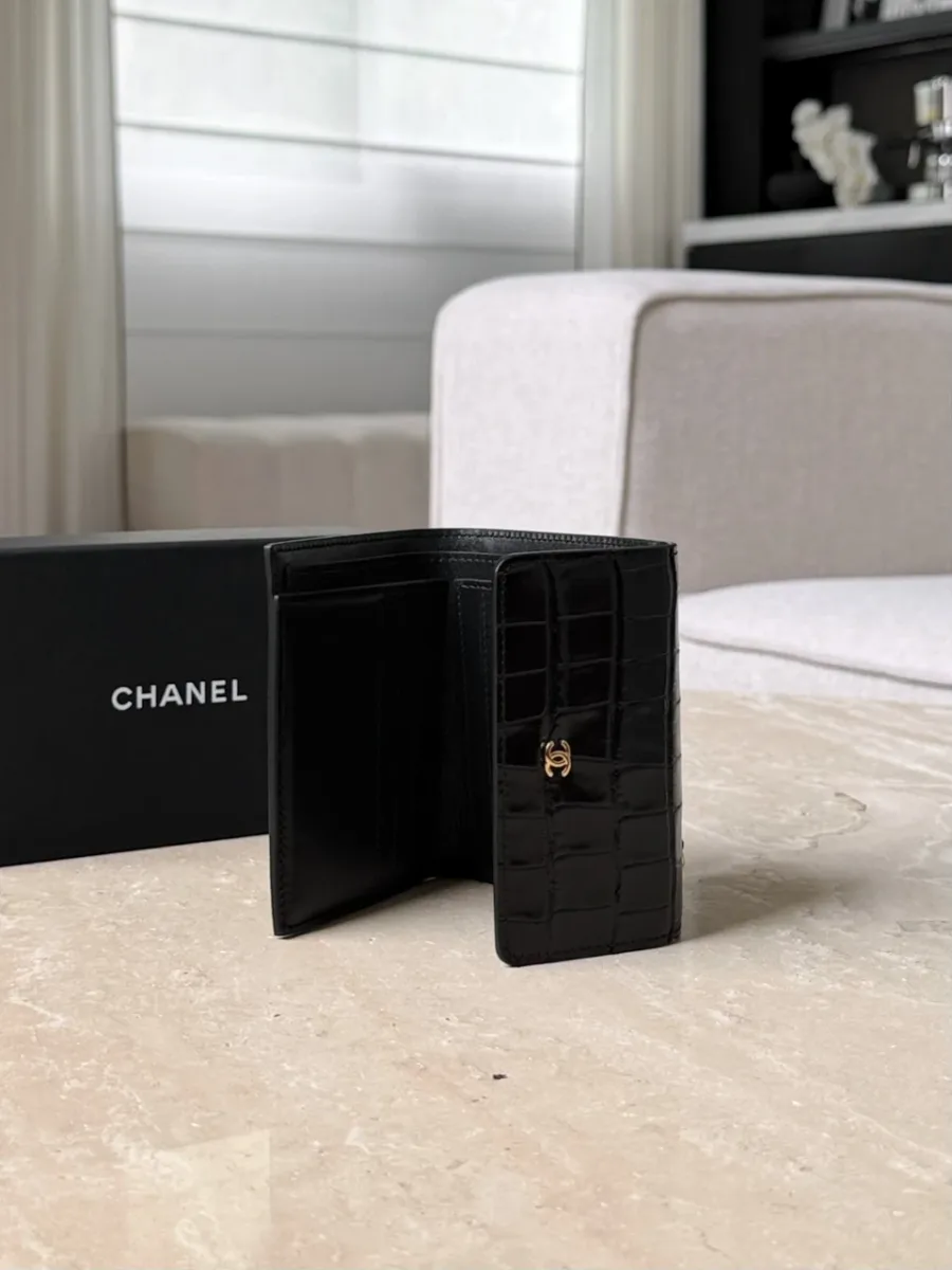 Открытый трёхскладный кошелёк Chanel, вид изнутри