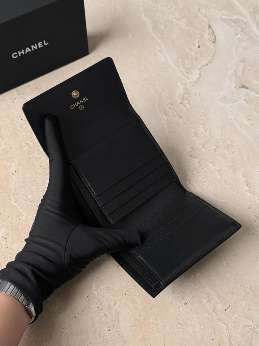 Внутреннее отделение кошелька Chanel с отделениями для карт