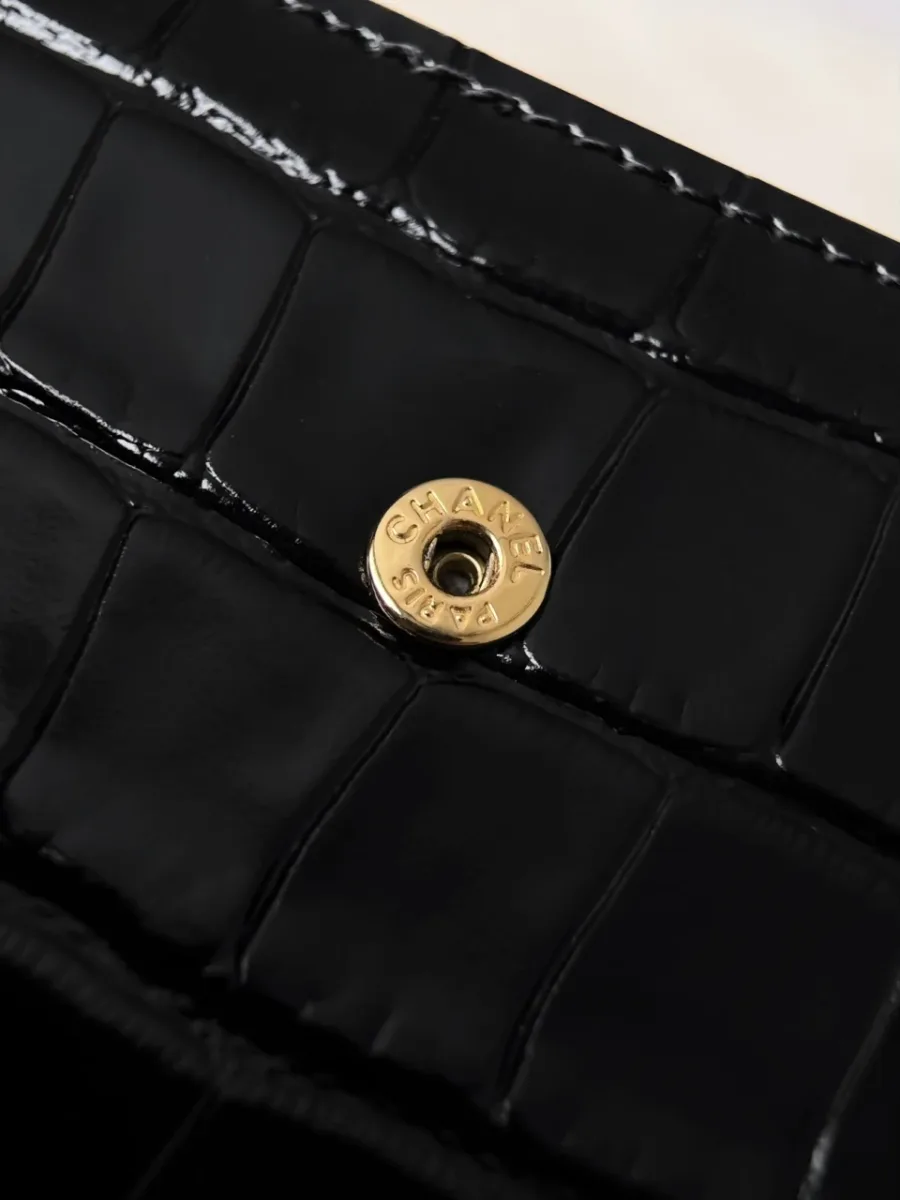 Крупный план металлической кнопки с гравировкой Chanel Paris