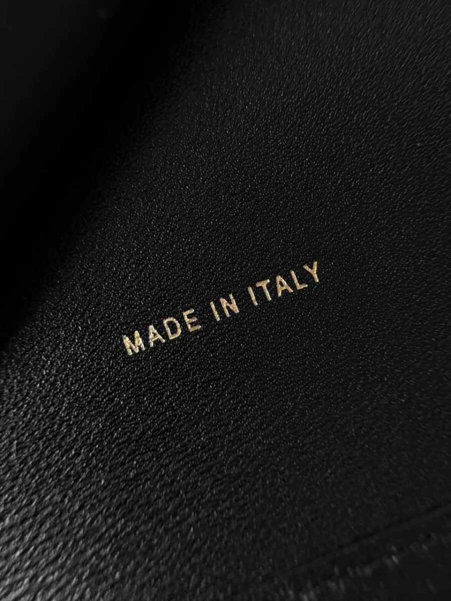 Золотистое тиснение Made in Italy на внутренней кожаной отделке