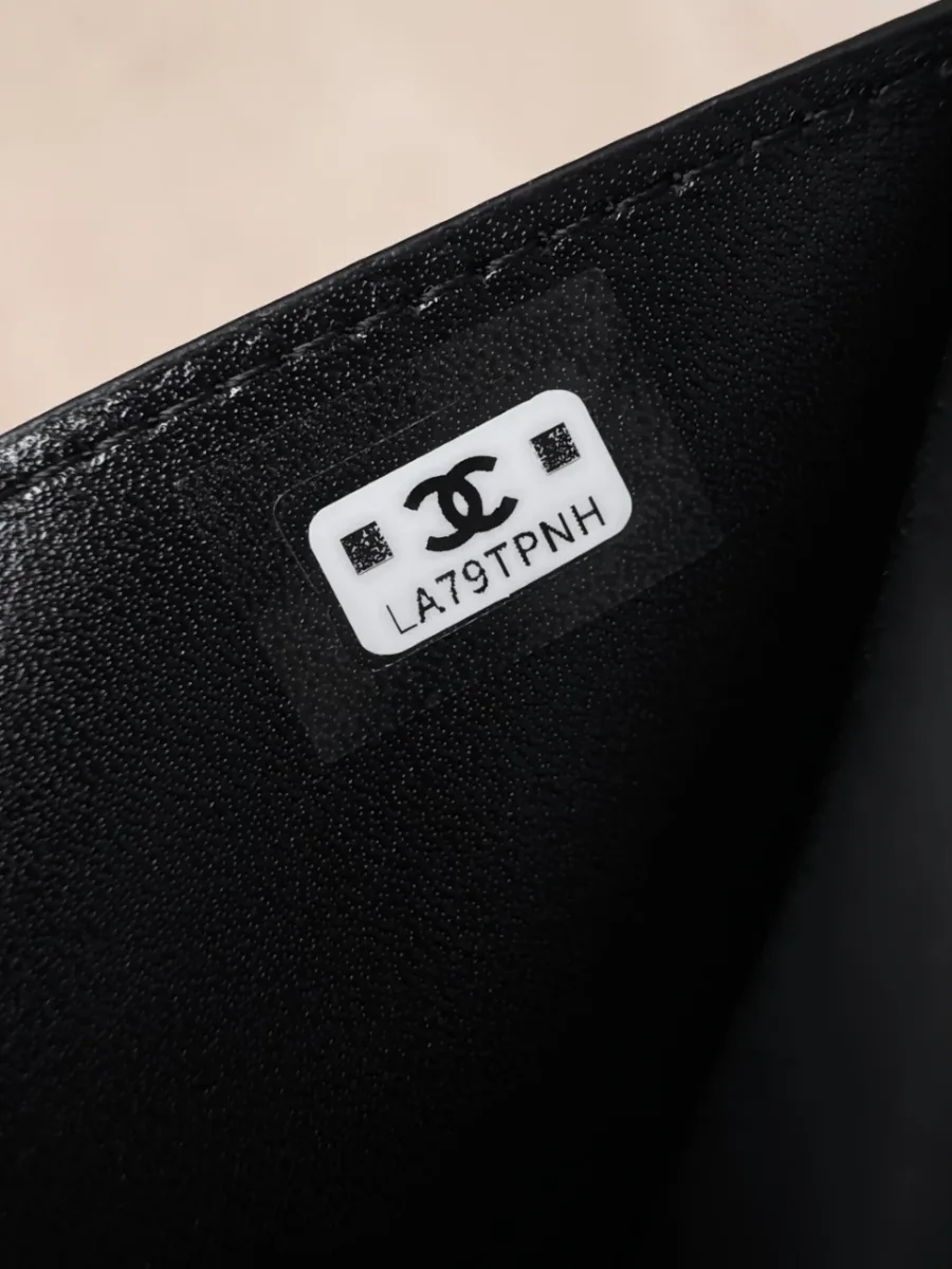 Серийный номер на наклейке внутри кошелька Chanel