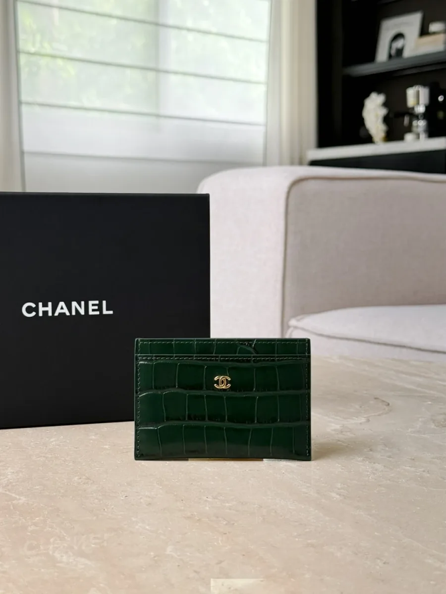 Зелёный картхолдер Chanel с тиснением под крокодила и золотистым логотипом CC, вид спереди