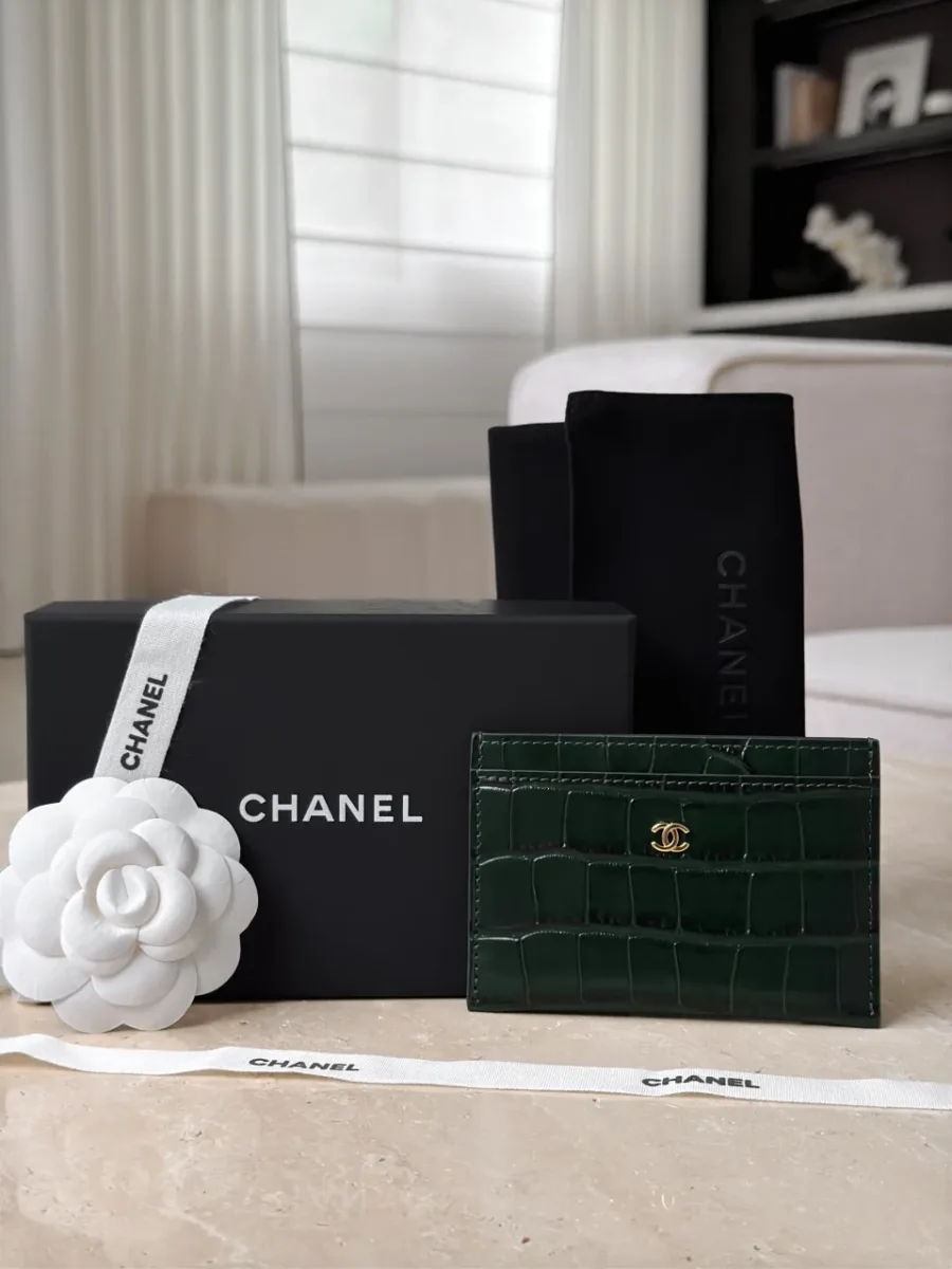 Зелёный картхолдер Chanel в комплекте с фирменной коробкой, лентой и цветком камелии