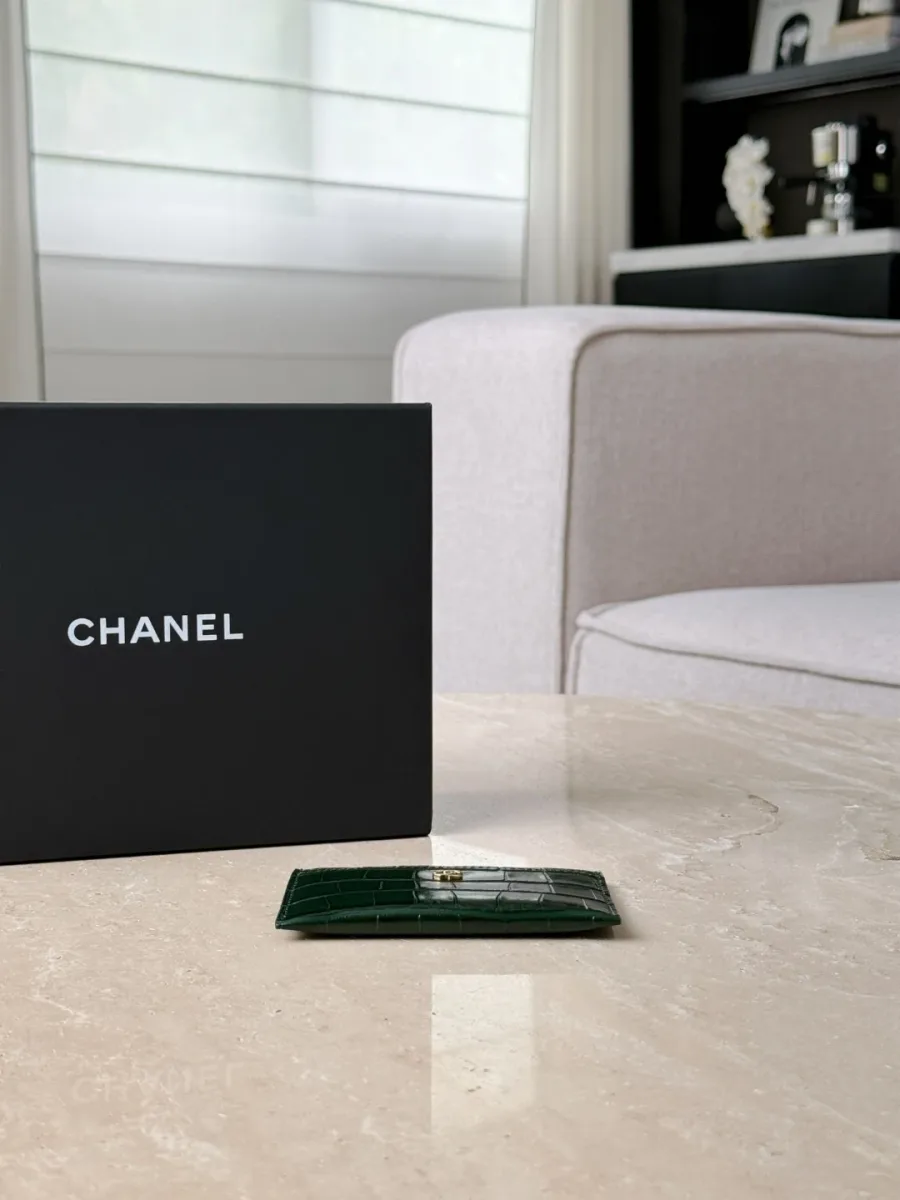 Тонкий профиль зелёного картхолдера Chanel, вид сверху
