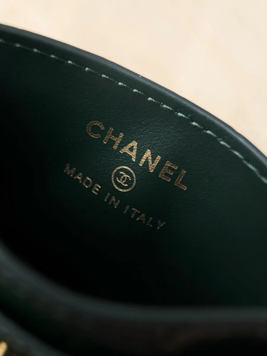 Золотистый штамп Chanel Made in Italy на внутренней кожаной подкладке
