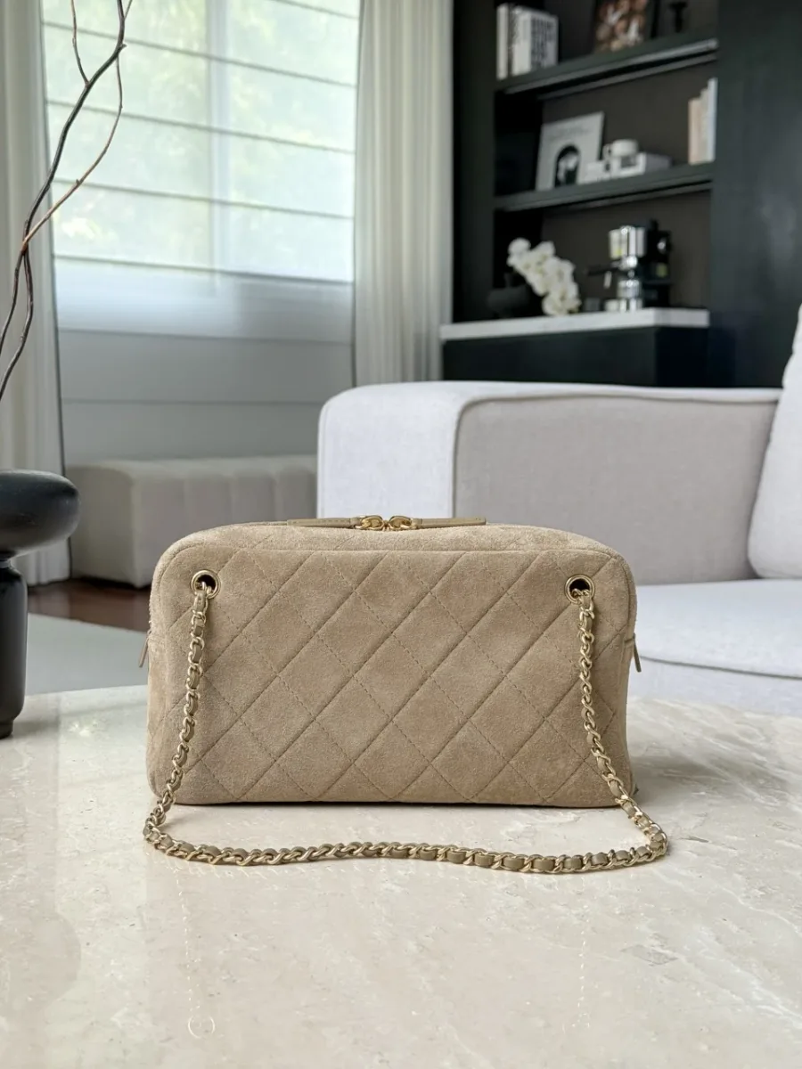 Задняя сторона бежевой сумки Chanel Camera Bag с накладным карманом