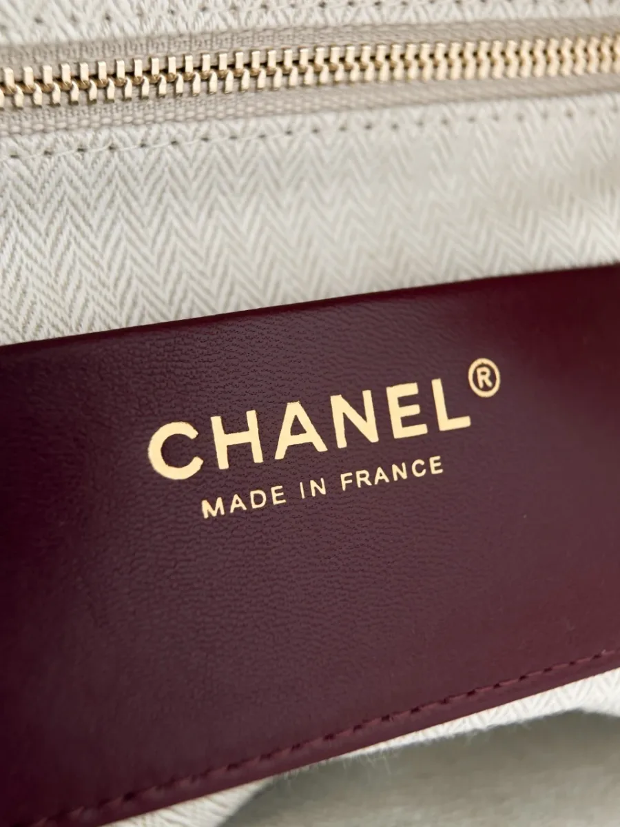 Кожаная нашивка бордового цвета с золотистым тиснением Chanel Made in France