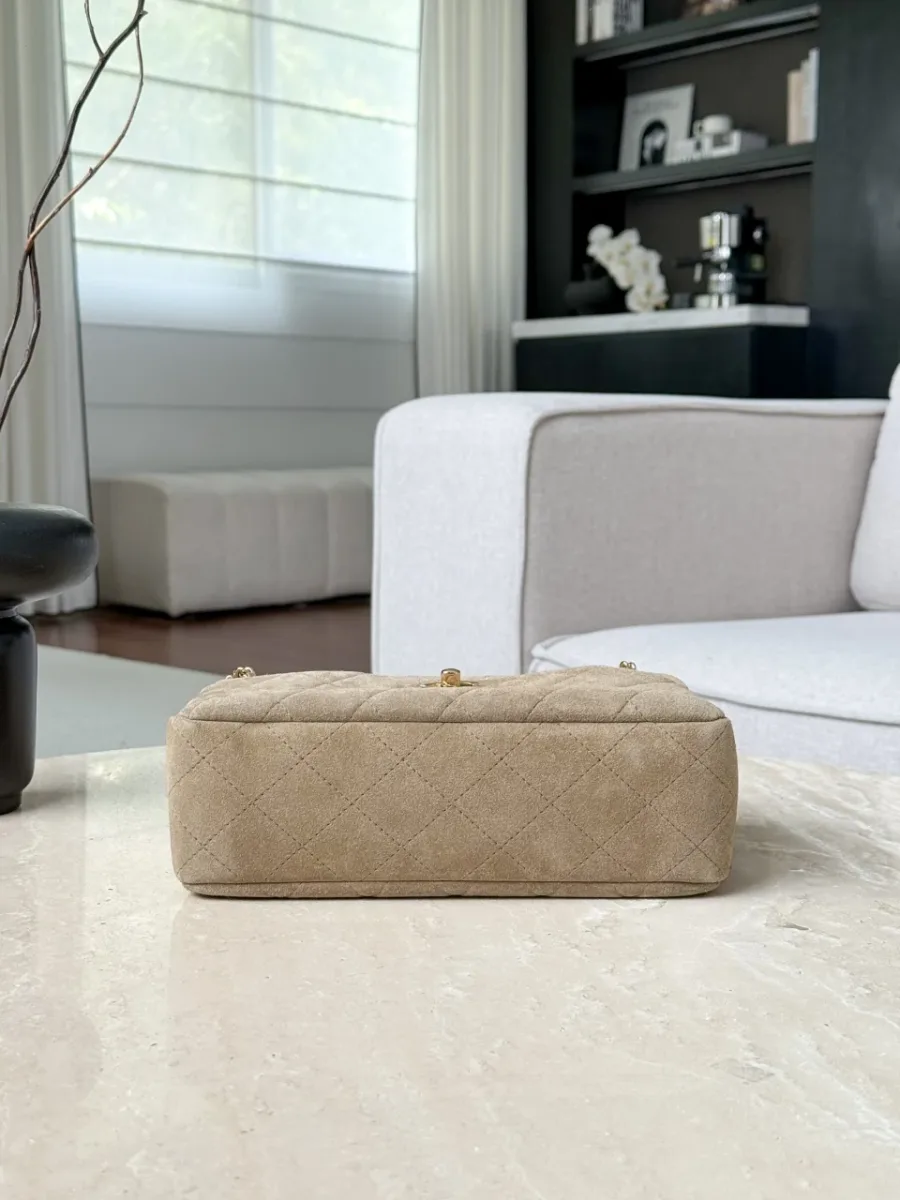 Нижняя часть бежевой замшевой сумки Chanel Camera Bag со стеганым узором