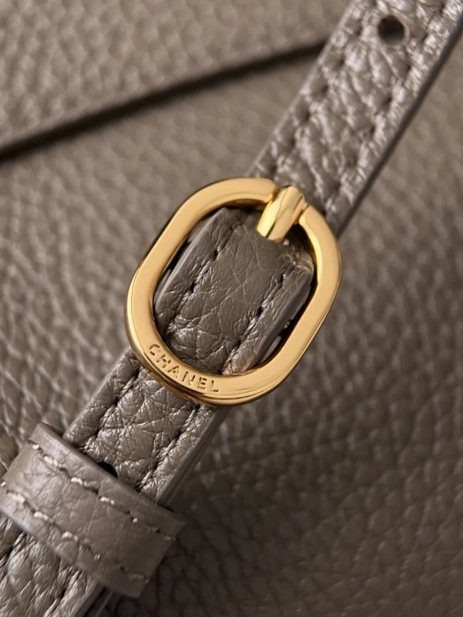 Золотистая пряжка на кожаном ремне с гравировкой Chanel
