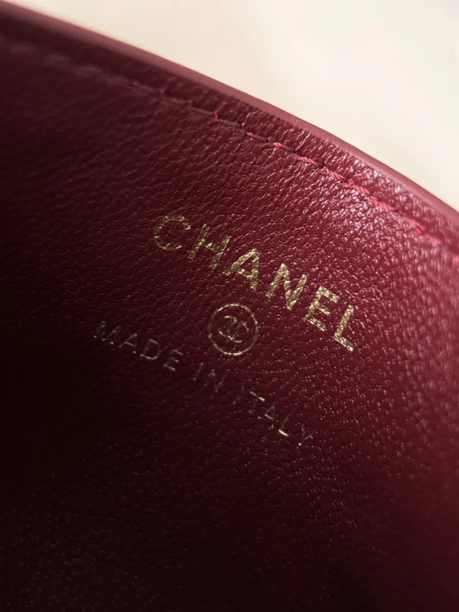 Золотистое тиснение Chanel Made in Italy на внутренней кожаной подкладке