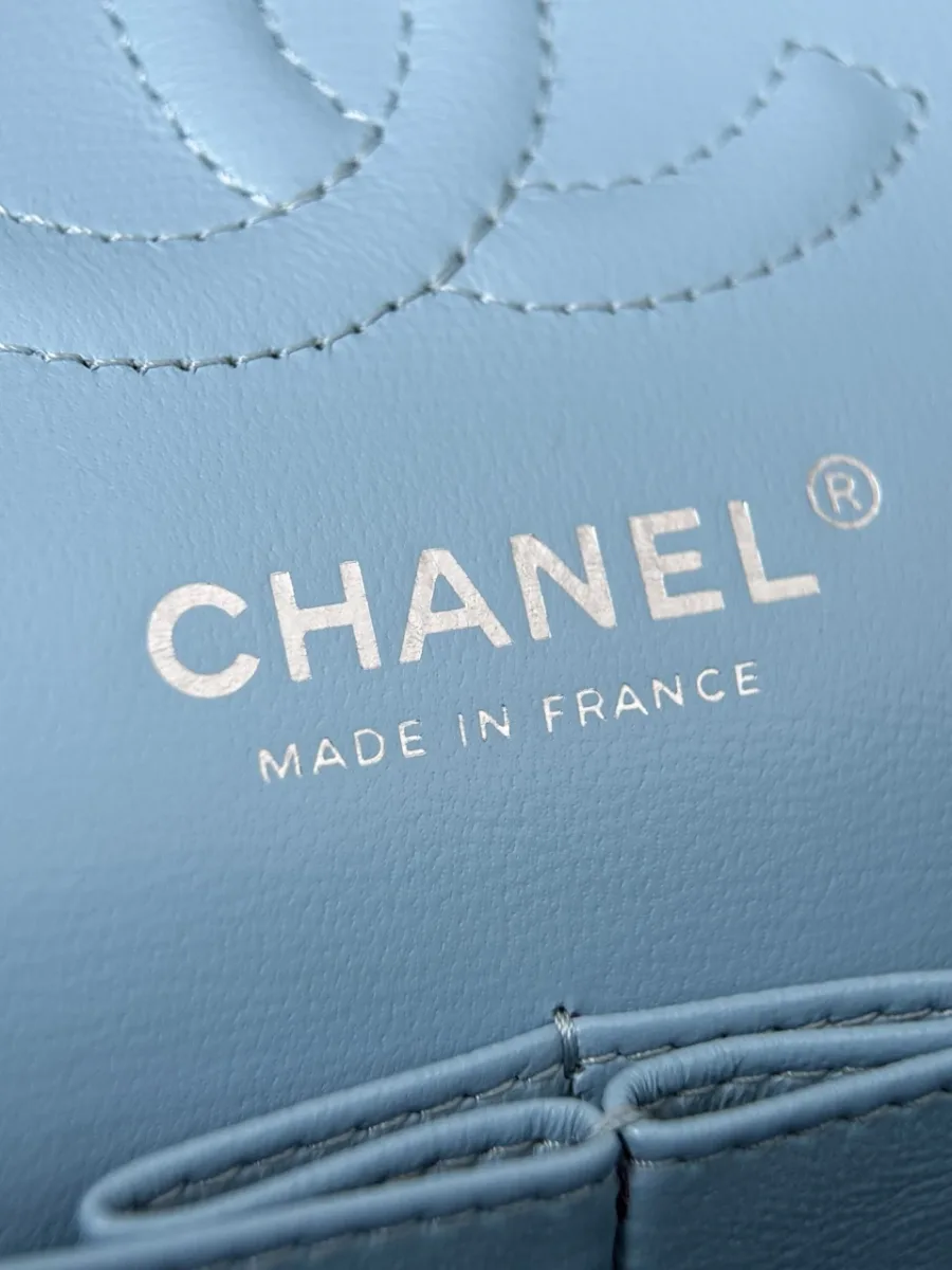 Серебристый штамп Chanel Made in France на внутренней кожаной отделке