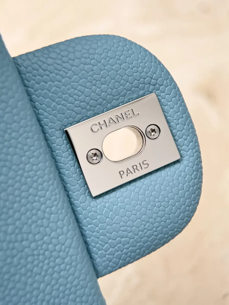 Внутренняя сторона клапана с металлической пластиной Chanel Paris