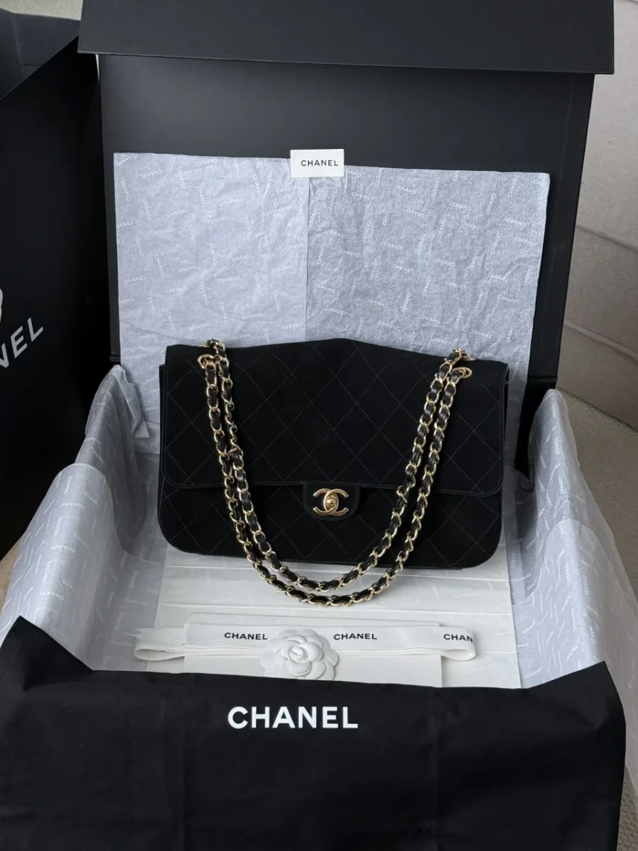 Черная сумка Chanel Classic Flap в фирменной коробке с упаковкой