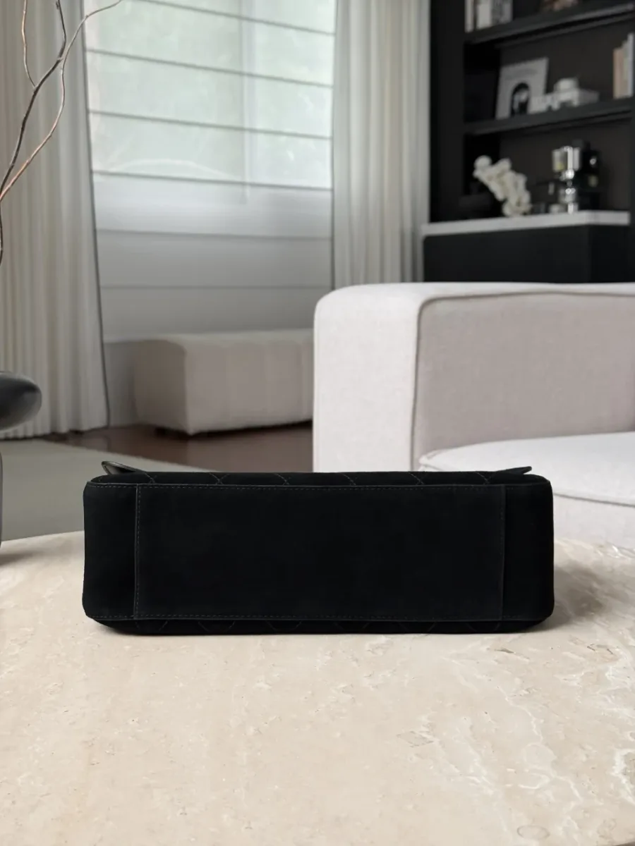 Черная замшевая сумка Chanel Classic Flap, вид на плоское дно