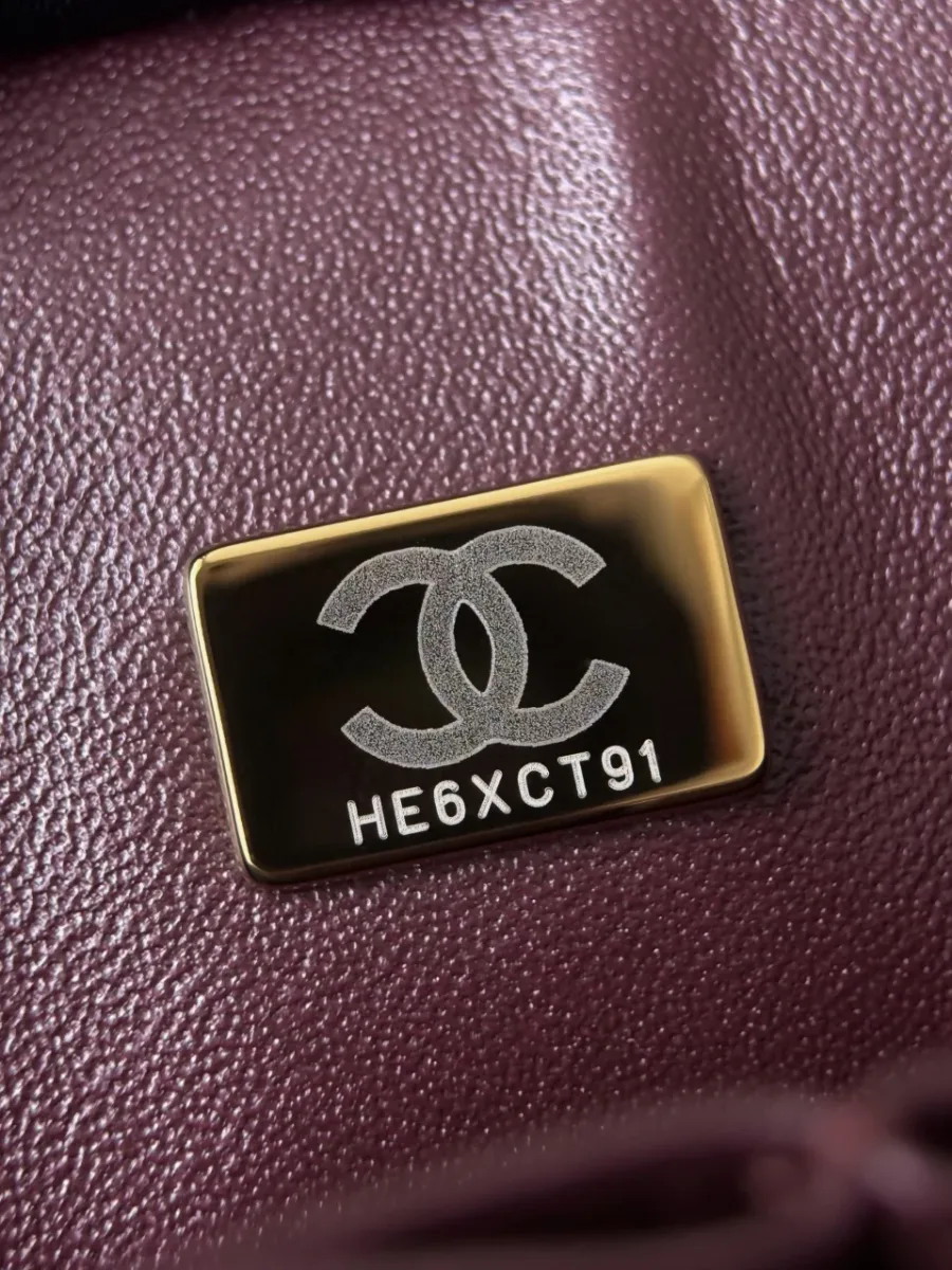 Металлическая пластина с серийным номером внутри сумки