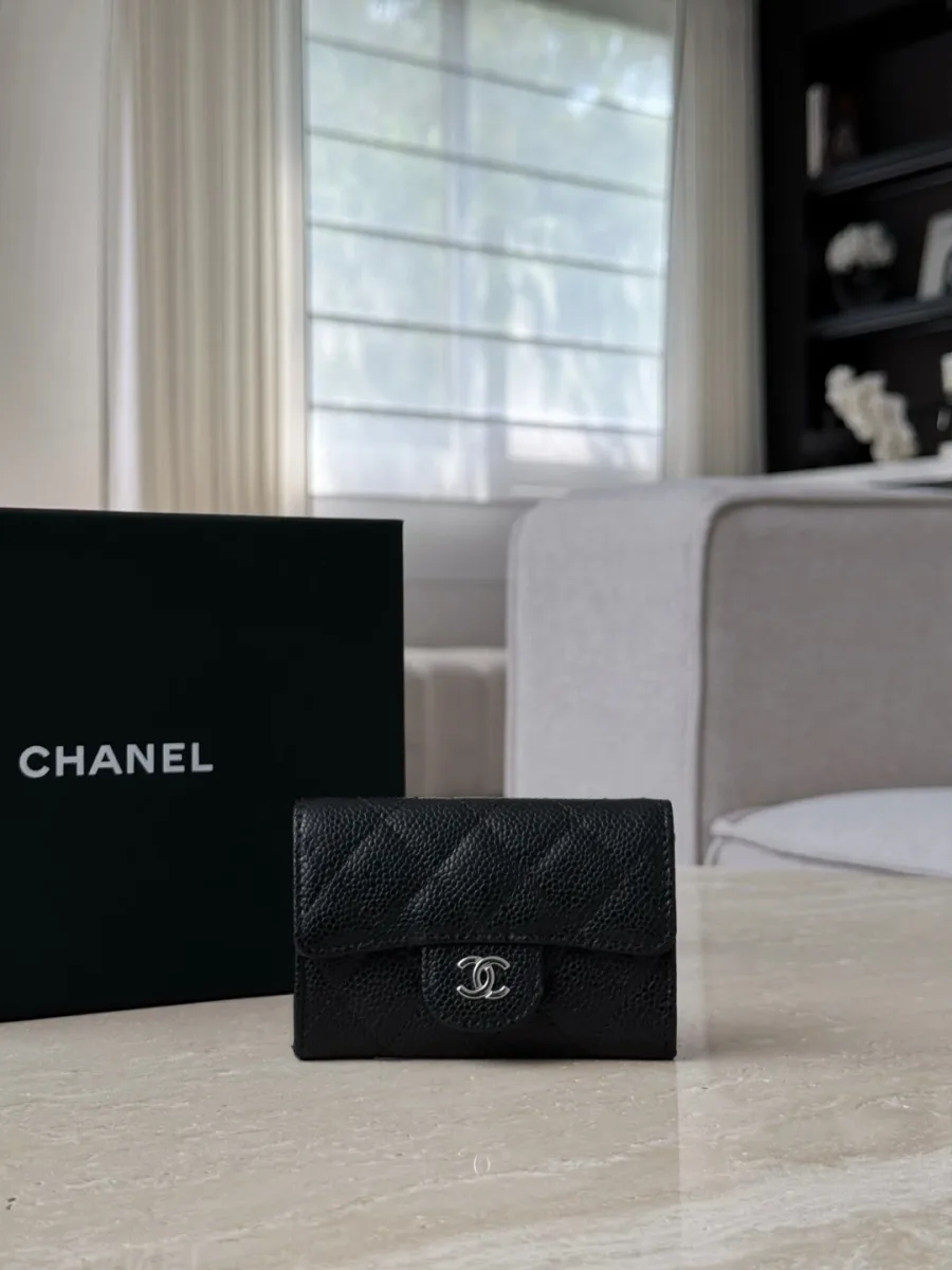 Чёрный картхолдер Chanel с клапаном и серебристым логотипом CC, вид спереди