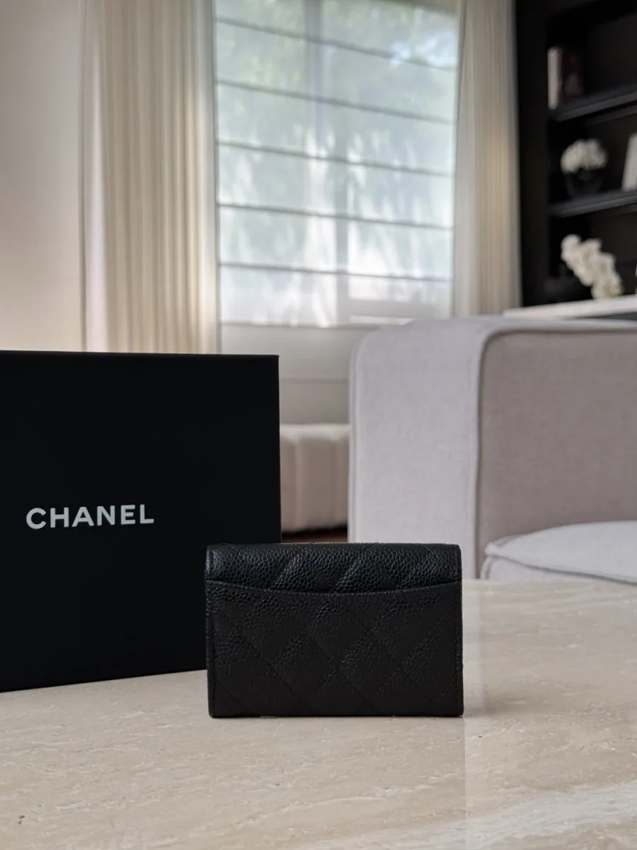 Задняя сторона чёрного картхолдера Chanel с плоским карманом