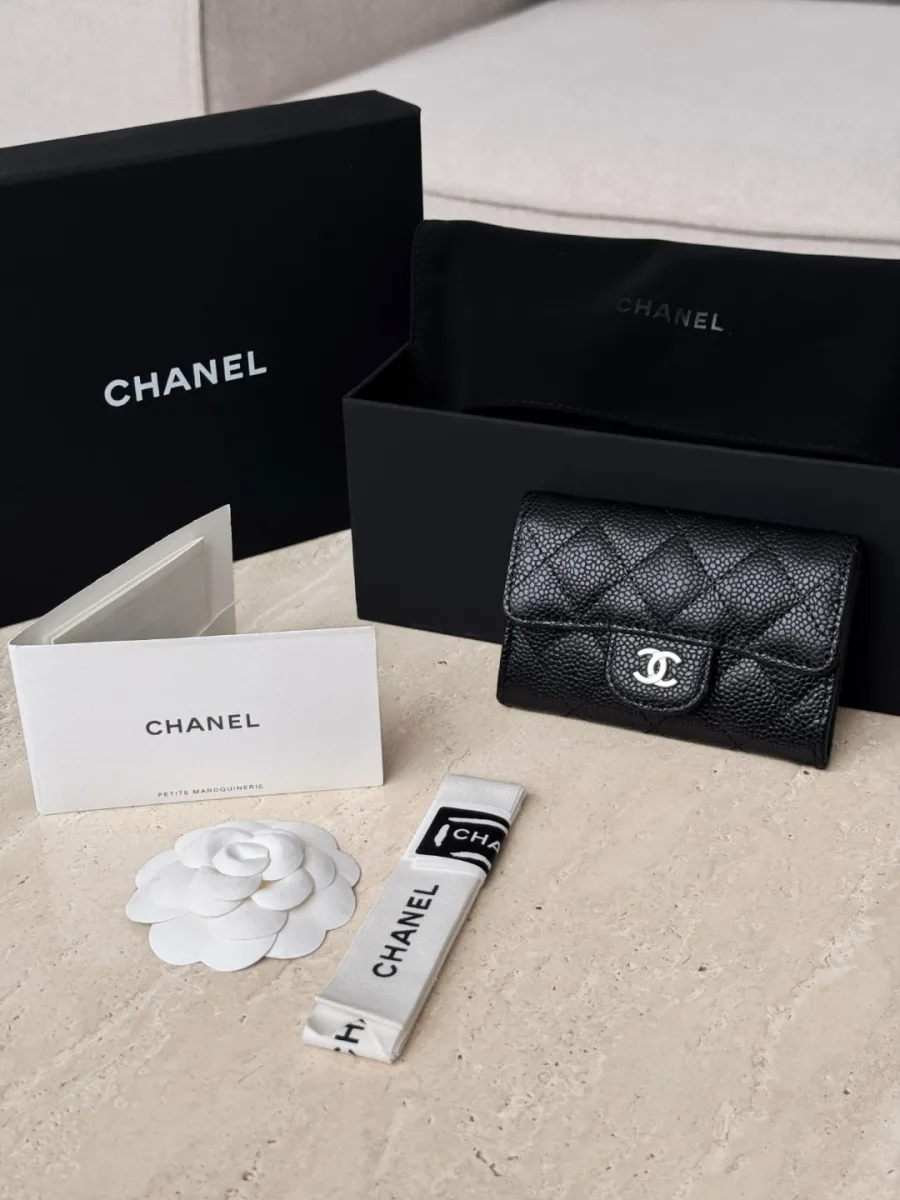 Картхолдер Chanel рядом с фирменной коробкой, пыльником и буклетом