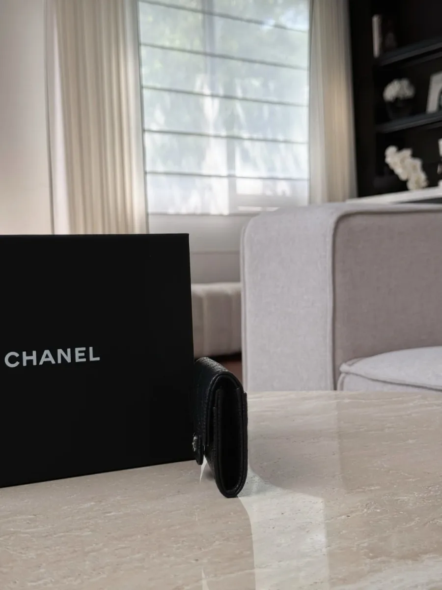 Боковой ракурс чёрного картхолдера Chanel, демонстрирующий толщину изделия