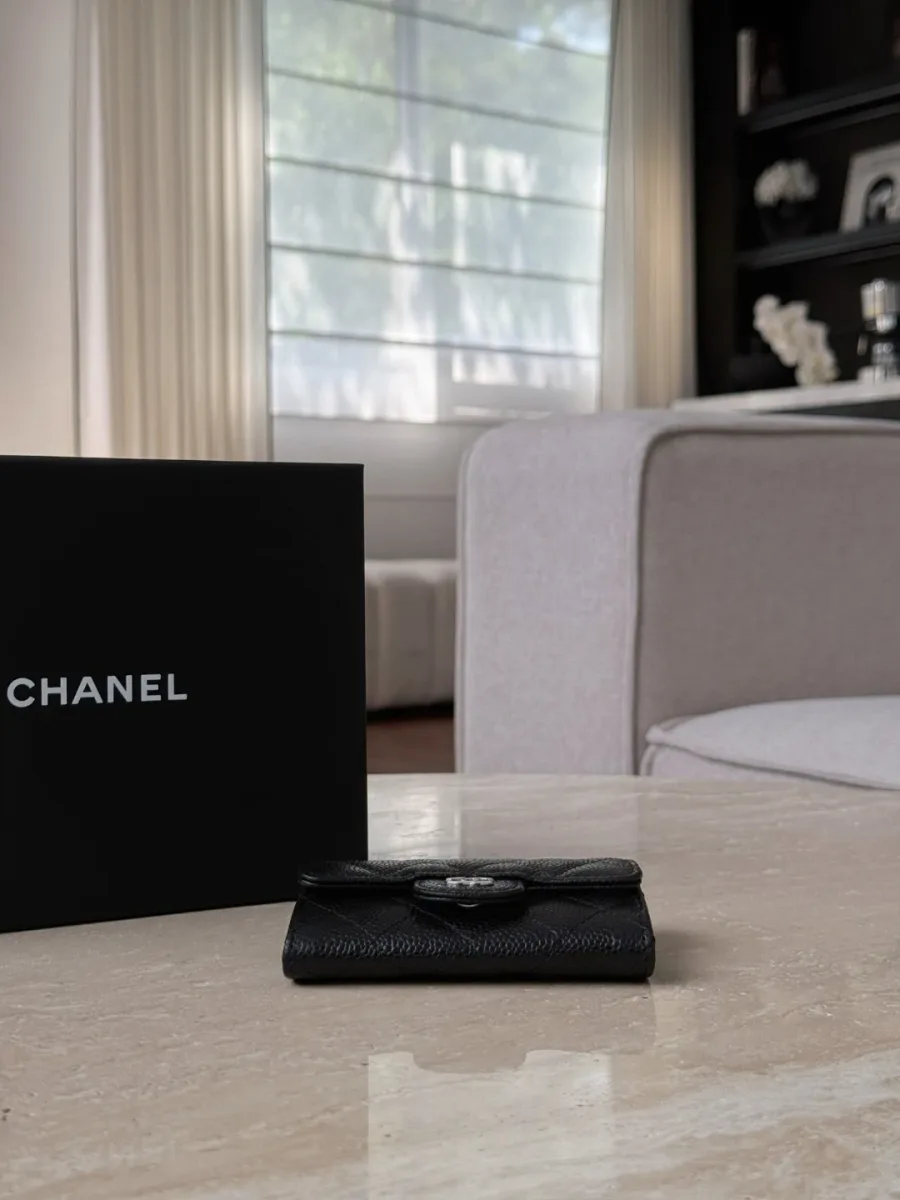 Чёрный картхолдер Chanel в закрытом виде, ракурс сверху