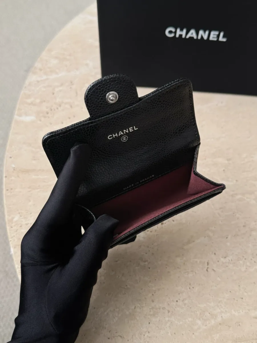Открытый картхолдер Chanel с бордовой внутренней отделкой и серебристым логотипом
