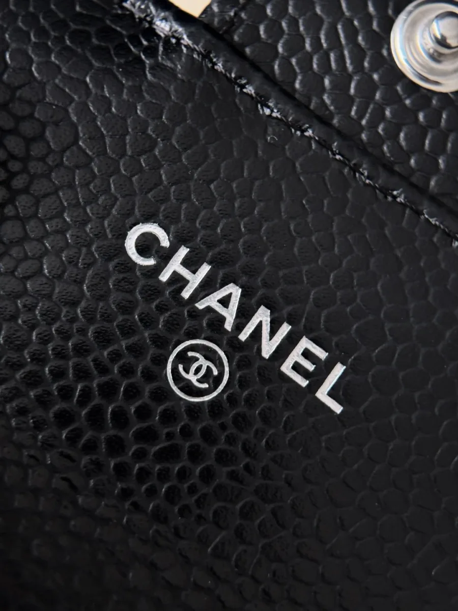 Крупный план серебристого тиснения Chanel и кнопки-застёжки