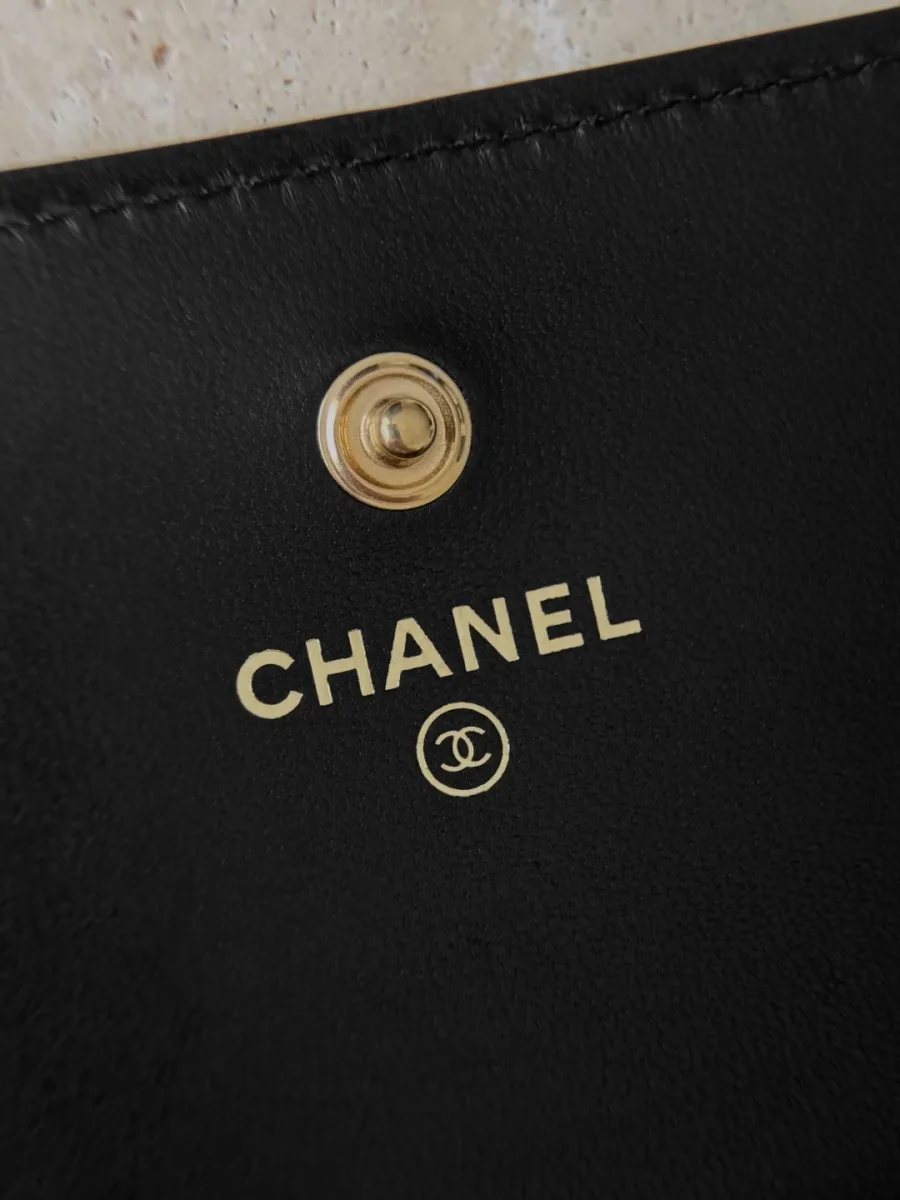 Крупный план внутренней кнопки и золотистого логотипа Chanel