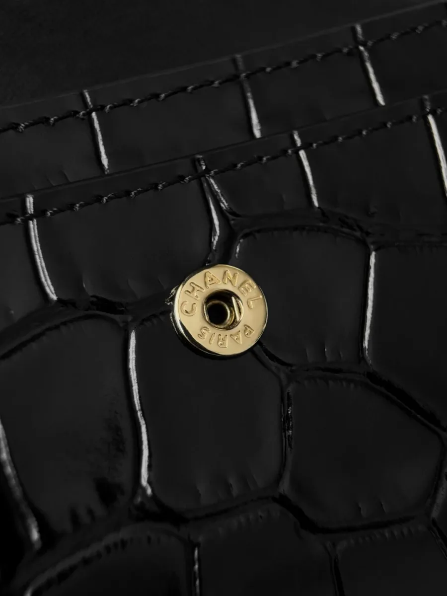 Крупный план кнопки с гравировкой Chanel Paris на внутренней стороне клапана