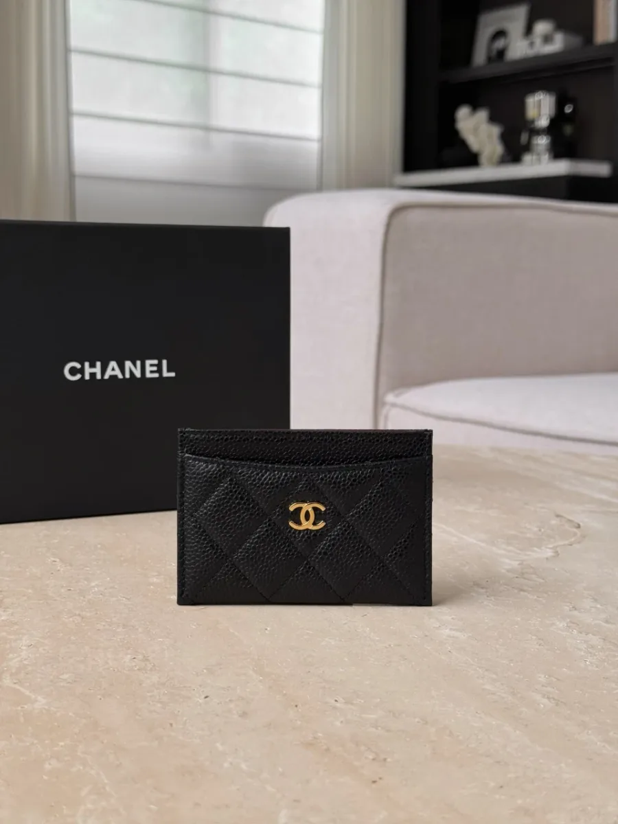Чёрный кожаный картхолдер Chanel с золотистым логотипом CC на фоне коробки