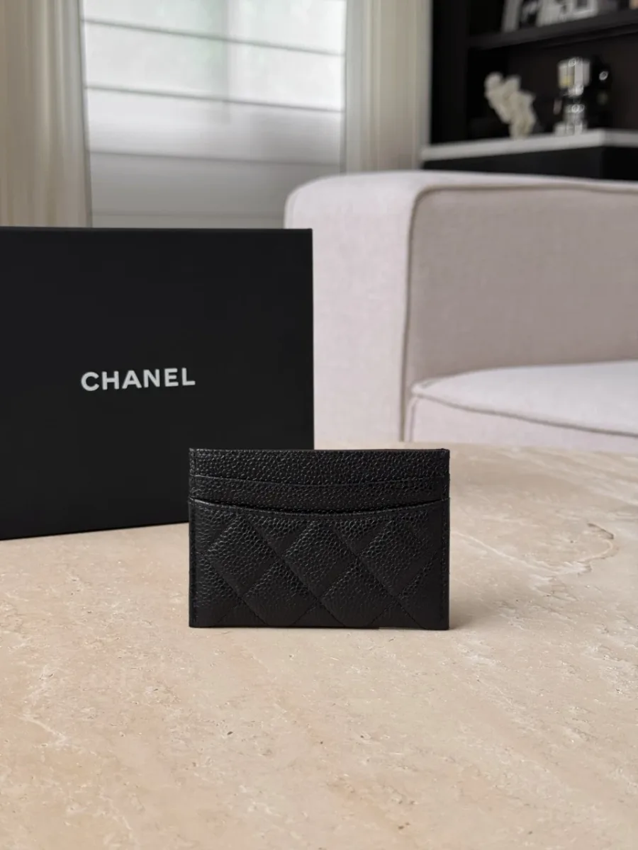 Обратная сторона чёрного стеганого картхолдера Chanel со слотами для карт