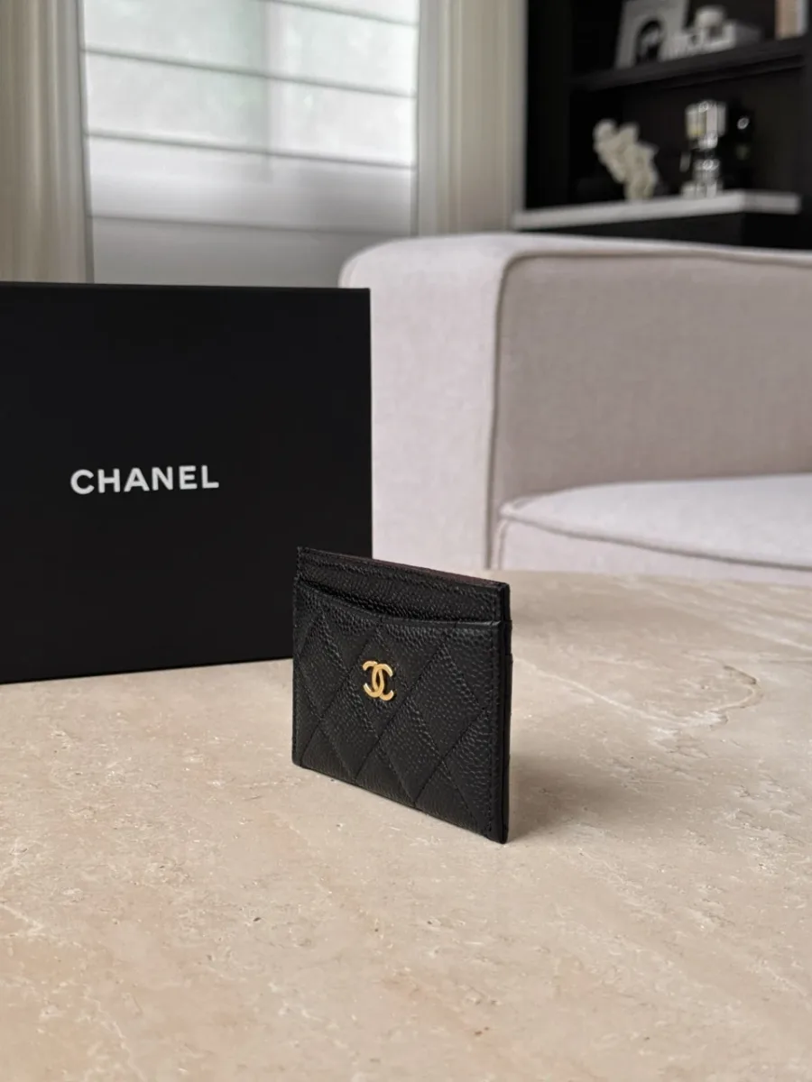Чёрный картхолдер Chanel в ракурсе три четверти на светлом столе