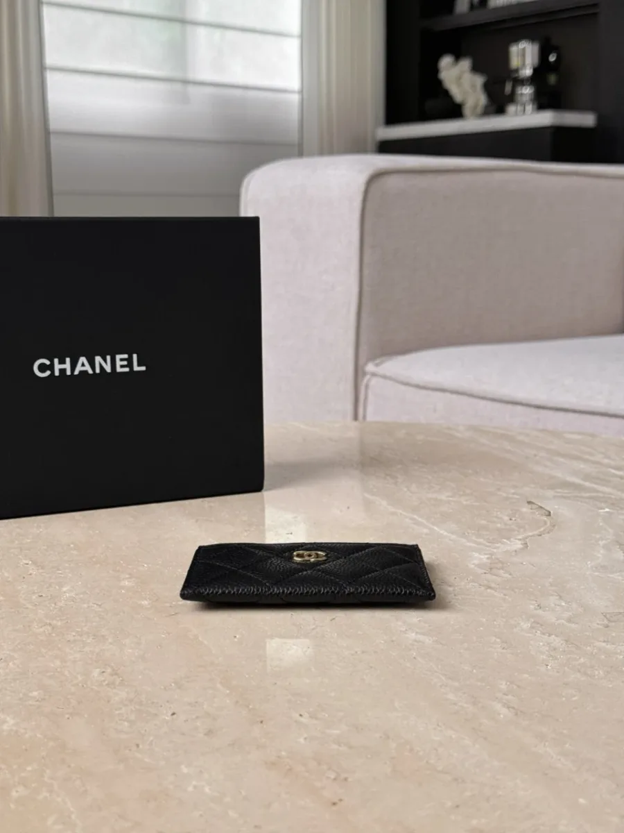 Вид сверху на плоский чёрный картхолдер Chanel