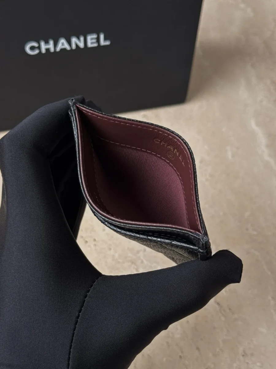 Внутреннее отделение картхолдера Chanel с бордовой подкладкой