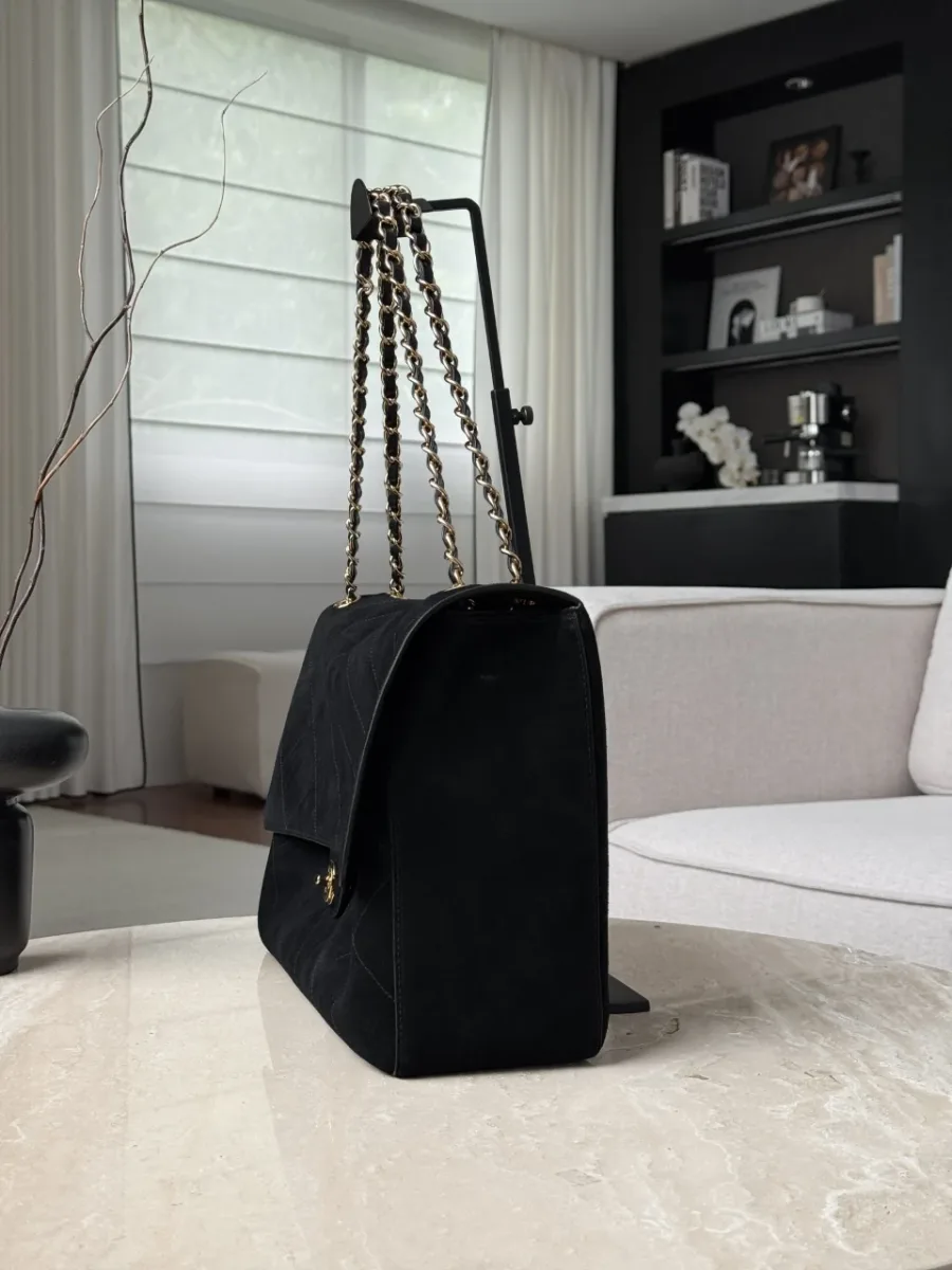 Чёрная замшевая сумка Chanel Classic Flap, вид сбоку, демонстрирующий ширину
