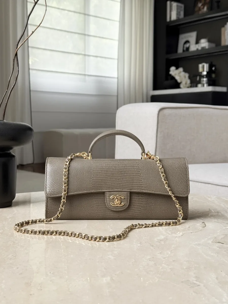Бежевая сумка Chanel с тиснением под ящерицу, вид спереди с ручкой и цепочкой