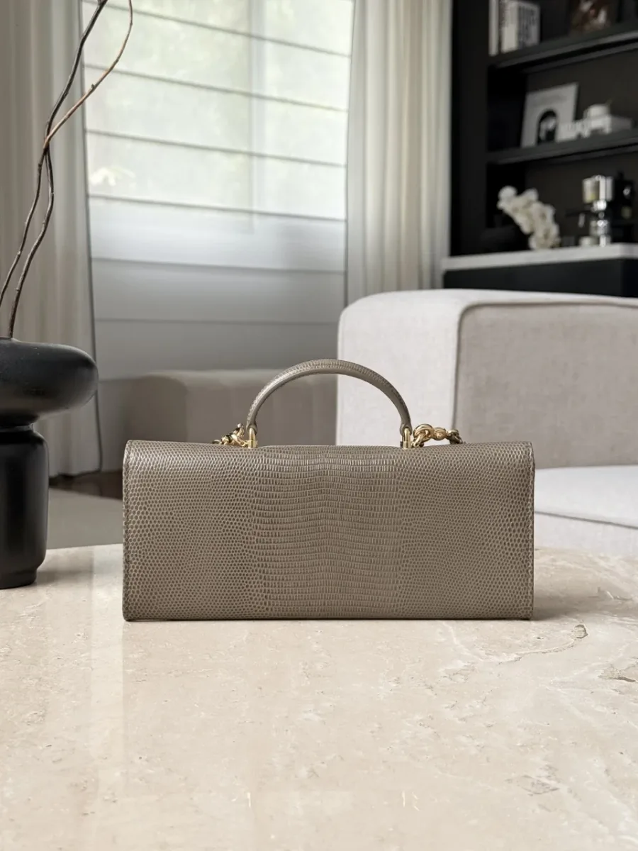 Бежевая сумка Chanel с тиснением под ящерицу, вид сзади