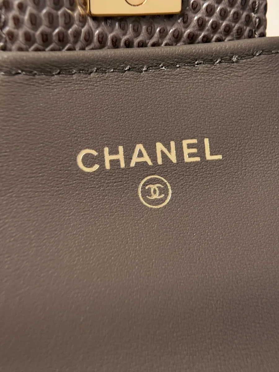 Золотистый логотип Chanel на внутренней стороне клапана