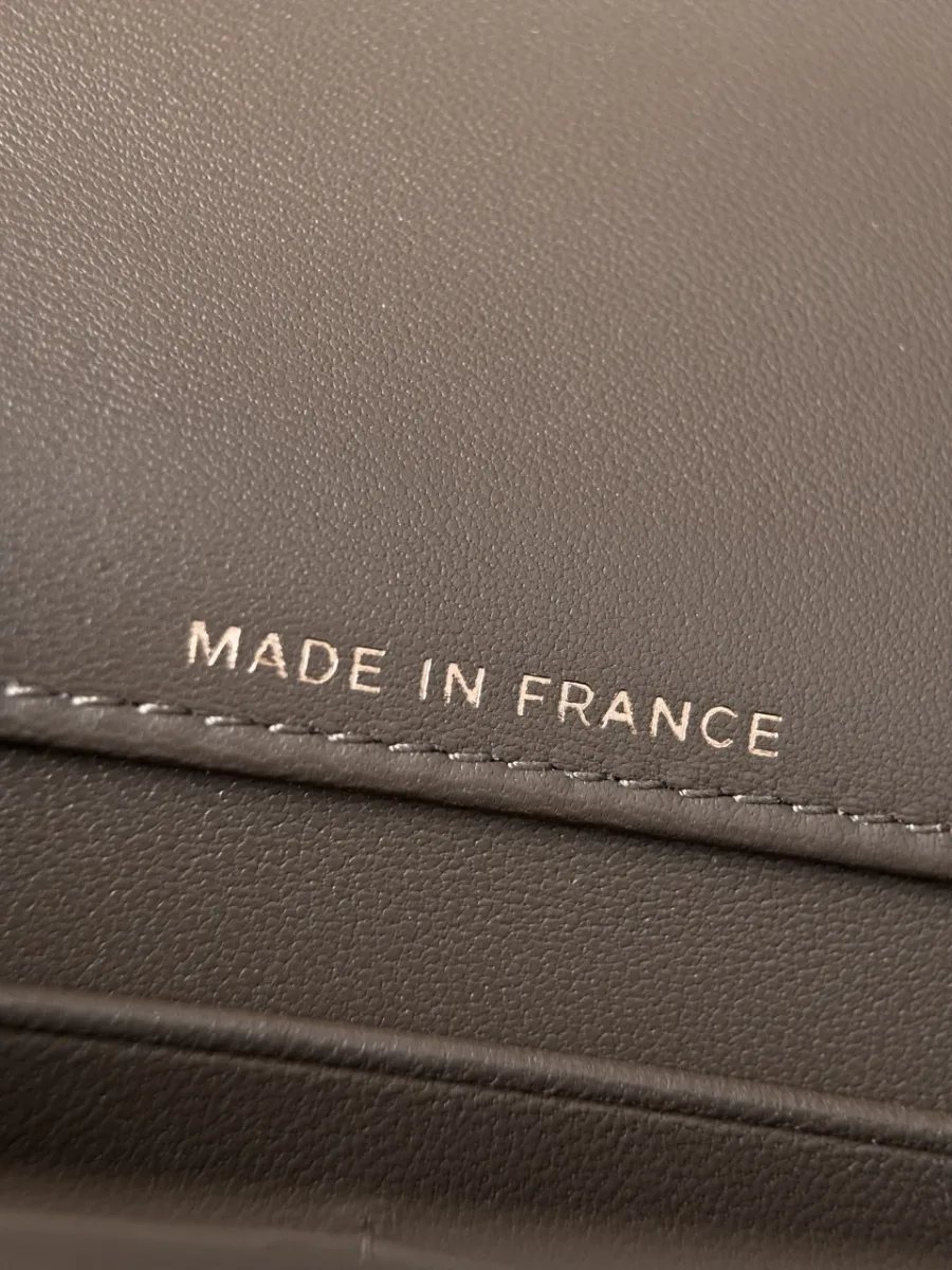 Тиснение Made in France на внутренней части сумки Chanel