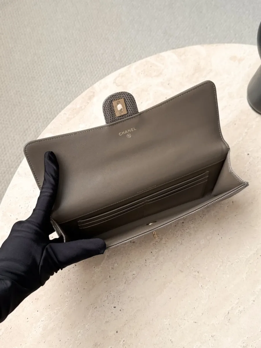 Открытая бежевая сумка Chanel с отделениями для карт
