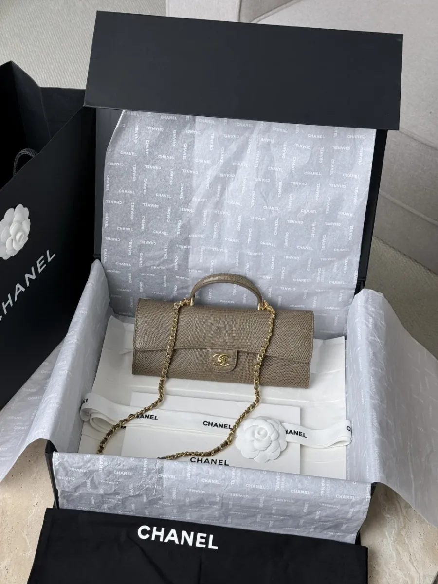 Бежевая сумка Chanel в фирменной подарочной коробке