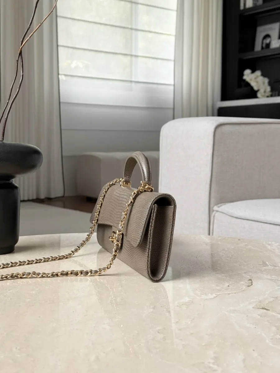 Бежевая сумка Chanel с тиснением под ящерицу, вид сбоку