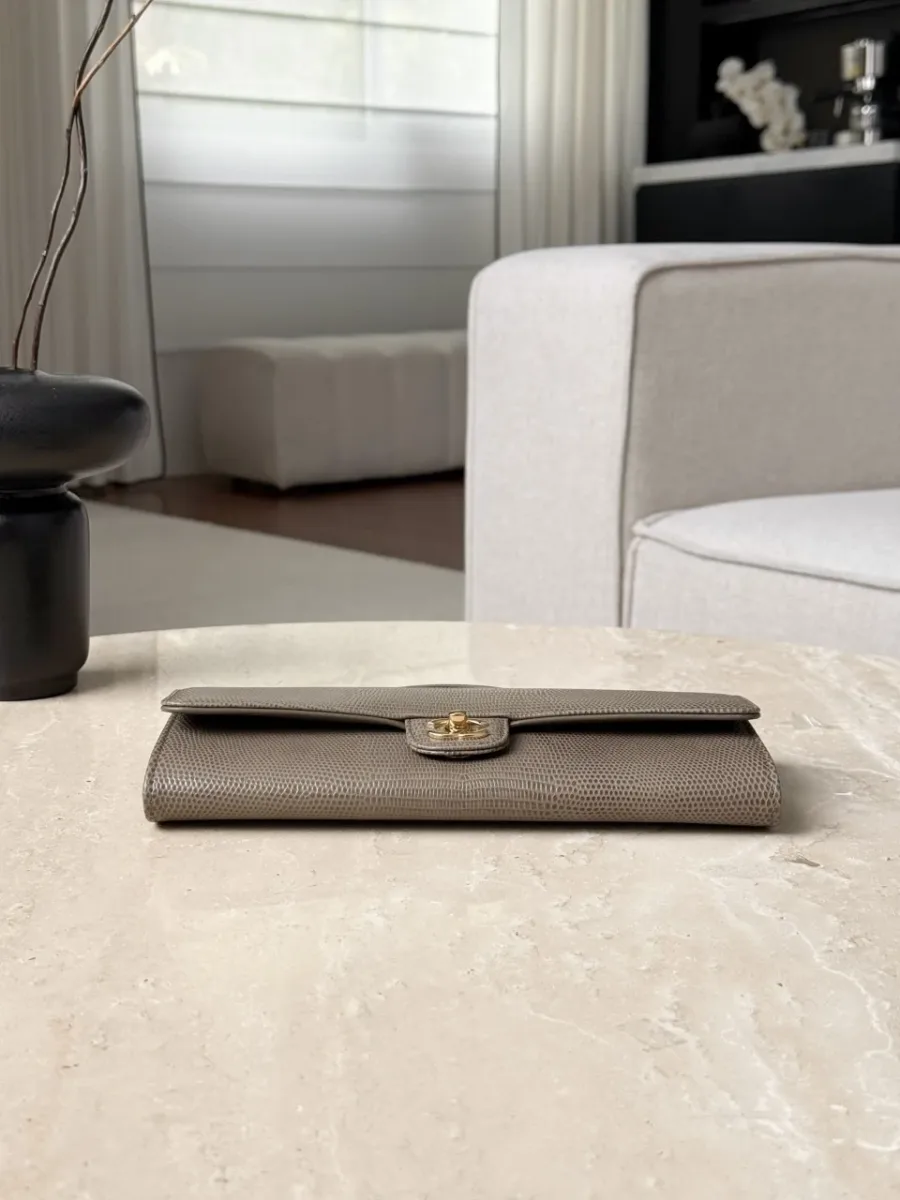 Бежевая сумка Chanel с тиснением под ящерицу, вид снизу