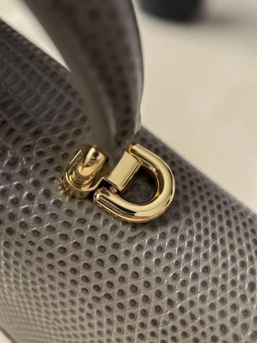 Золотистое крепление ручки бежевой сумки Chanel