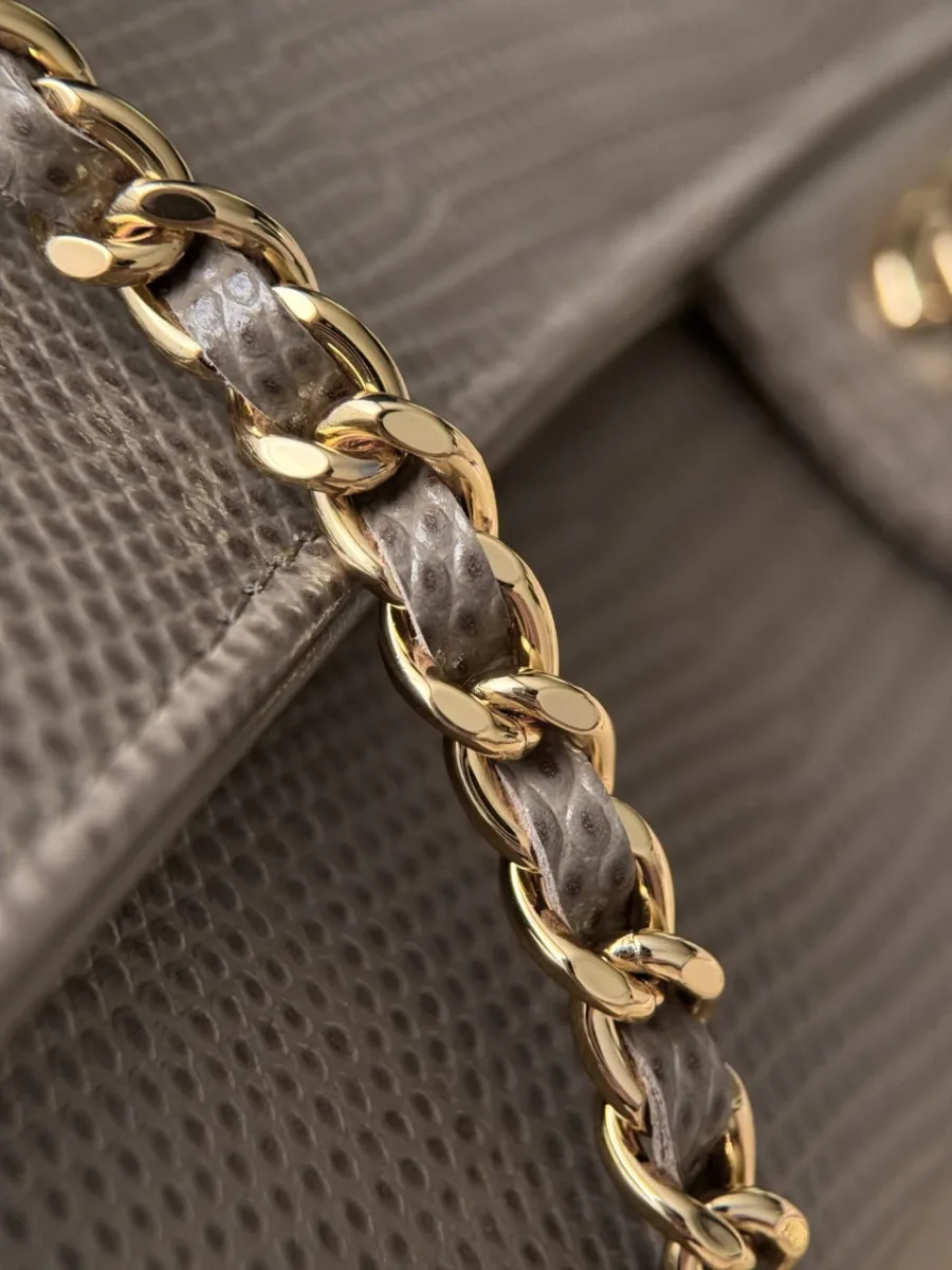 Плечевой ремень-цепочка бежевой сумки Chanel с переплетенной кожей